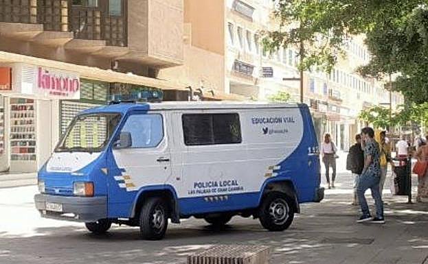 Uno de los vehículos más antiguos de la Policía Local, estos días en Mesa y López. 