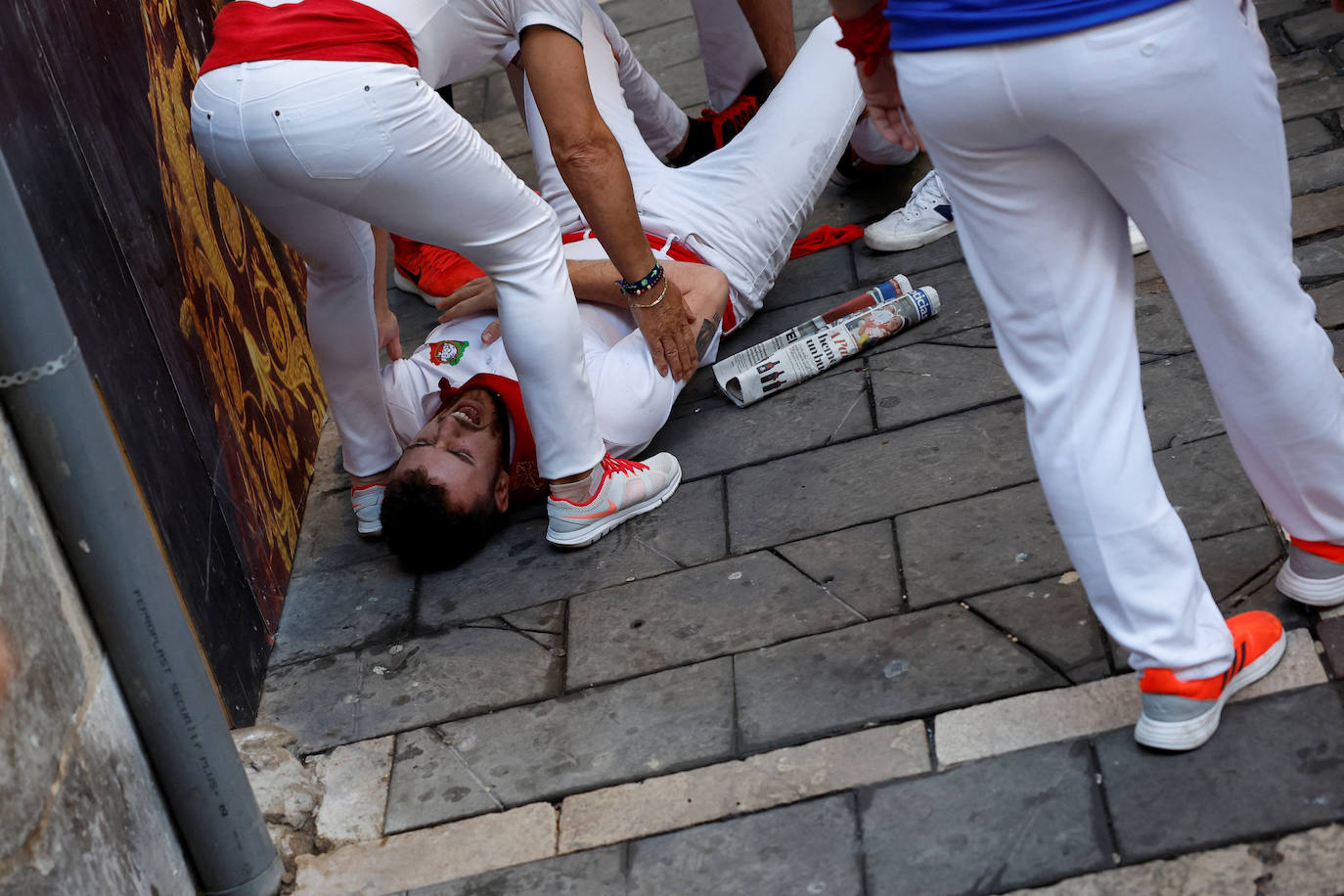 Un mozo herido en el sexto encierro de San Fermín. 