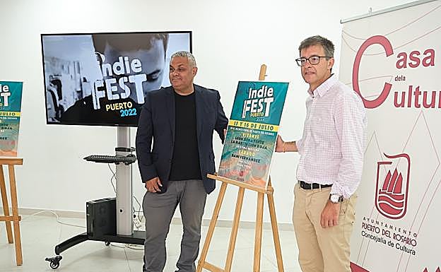El alcalde Juan Jiménez y el concejal de Cultura, Juan Manuel Verdugo, en la presentación del cartel del festival. 