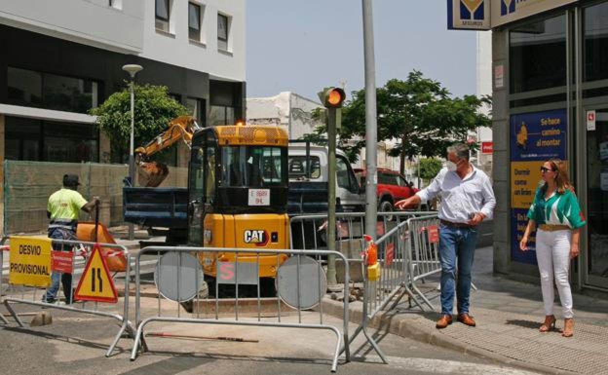 La presidenta María Dolores Corujo, con el consejero insular de Obras Públicas, en las obras de renovación de la red de semáforos. 