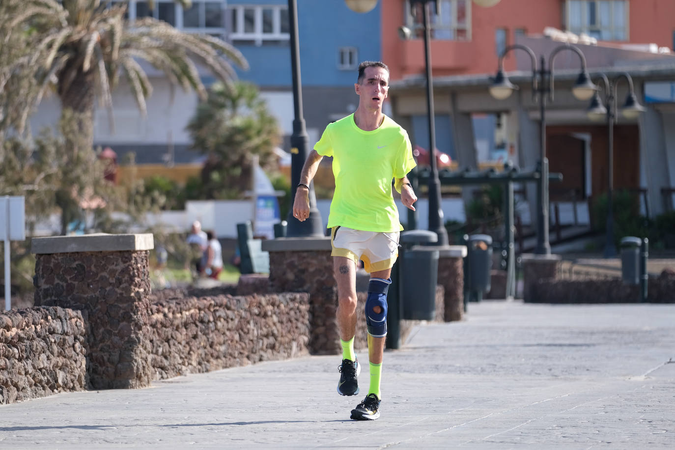 Álex Roca, entrenando en el paseo de Melenara. 