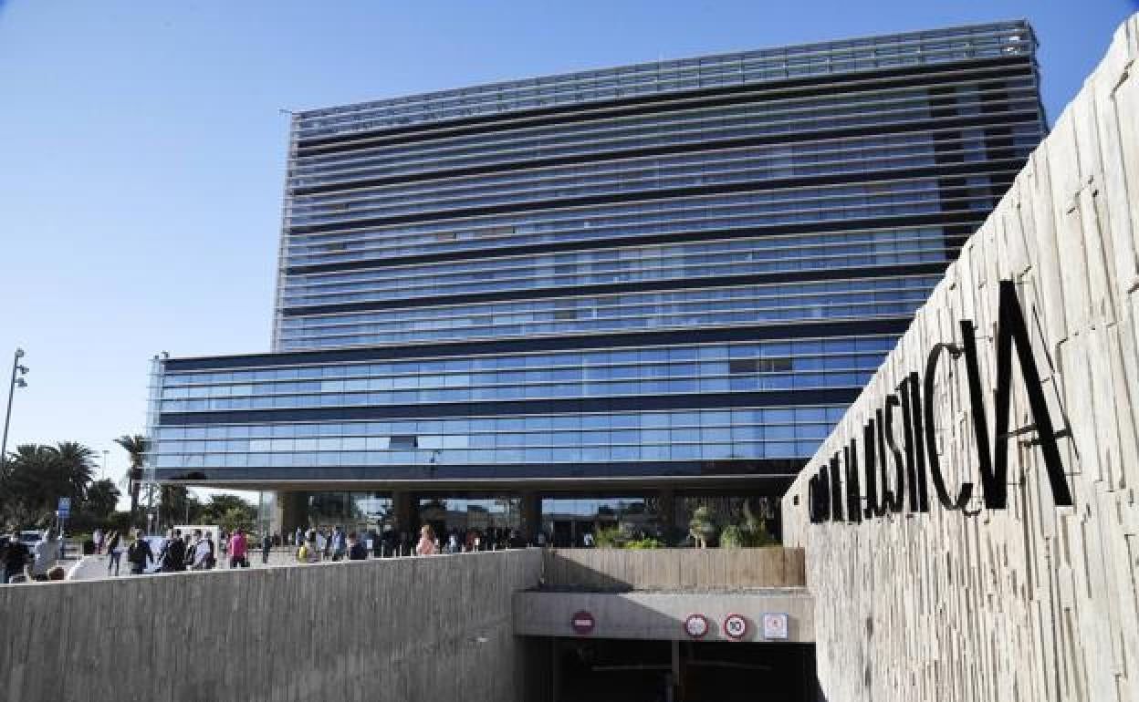 Seis meses de cárcel a una auxiliar de enfermería por ejercer como dentista