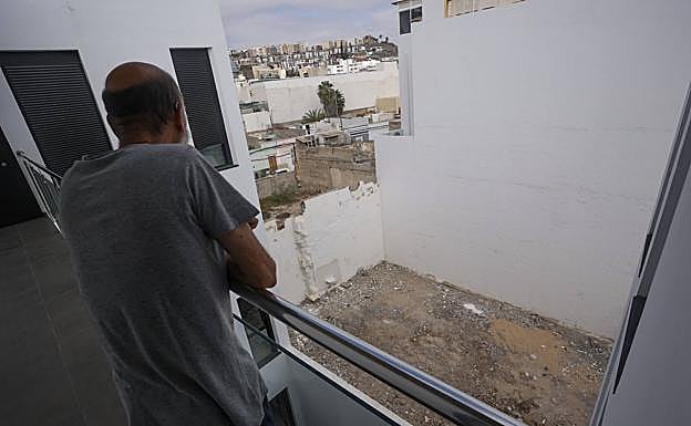 Imagen principal - Arriba, el solar limpio. Sobre estas líneas, la basura que acumulaba y la pintura del nuevo muro. 