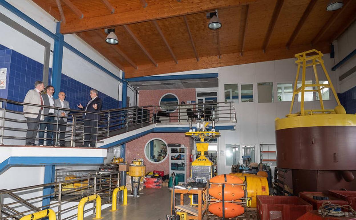 El director de Plocan explica al presidente del Cabildo algunos detalles de sus actividades durante la visita. 