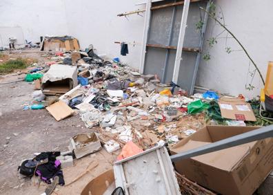 Imagen secundaria 1 - Arriba, el solar limpio. Sobre estas líneas, la basura que acumulaba y la pintura del nuevo muro. 