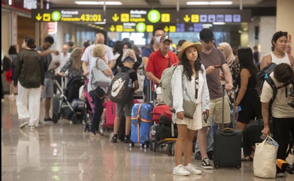 Pasajeros esperando tras las cancelaciones en el aeropuerto de El Prat de Barcelona.