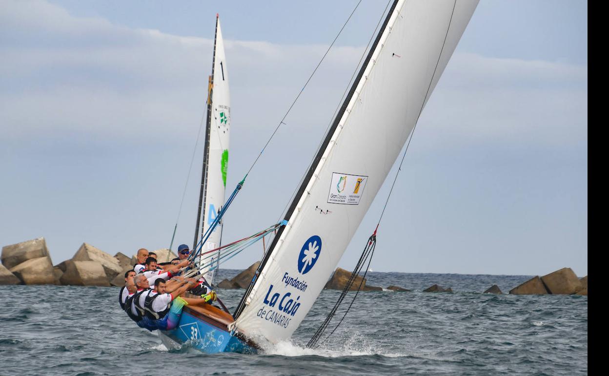 El bote Puerto de La Luz navega hacia tierra. 