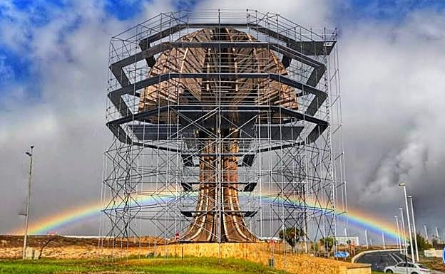 Recreación del andamiaje que hará falta colocar para la limpieza de El Drago. 