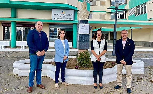 Álvaro Monzón, a la derecha, en una presentación junto a otros ediles de otro proyecto de divulgación de las esculturas urbanas de Telde. En la imagen, con la de Doña Rafaela, en la plaza del mismo nombre. 
