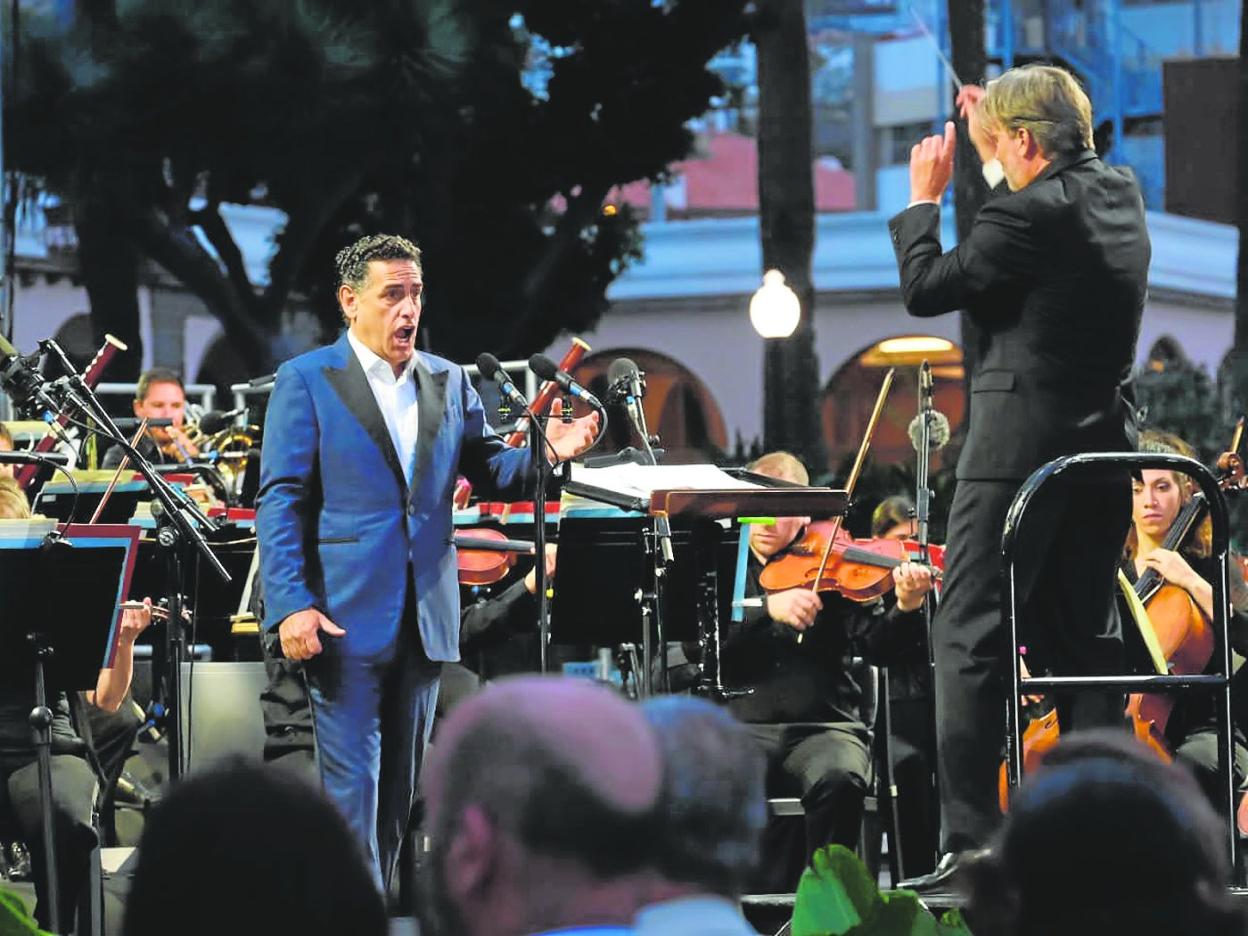 Distintos momentos del concierto protagonizado en la noche de este sábado por Juan Diego Flórez. 