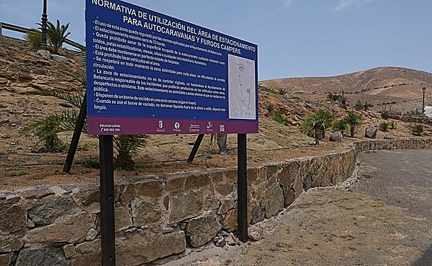 Cartel del Ayuntamiento que contiene las normas de uso de la zona de estacionamiento. 