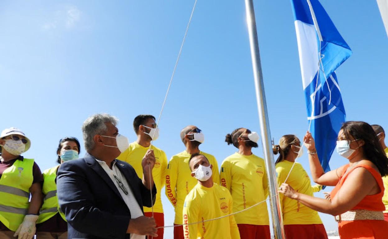 El alcalde Juan Jiménez iza la bandera azul en años anteriores. 