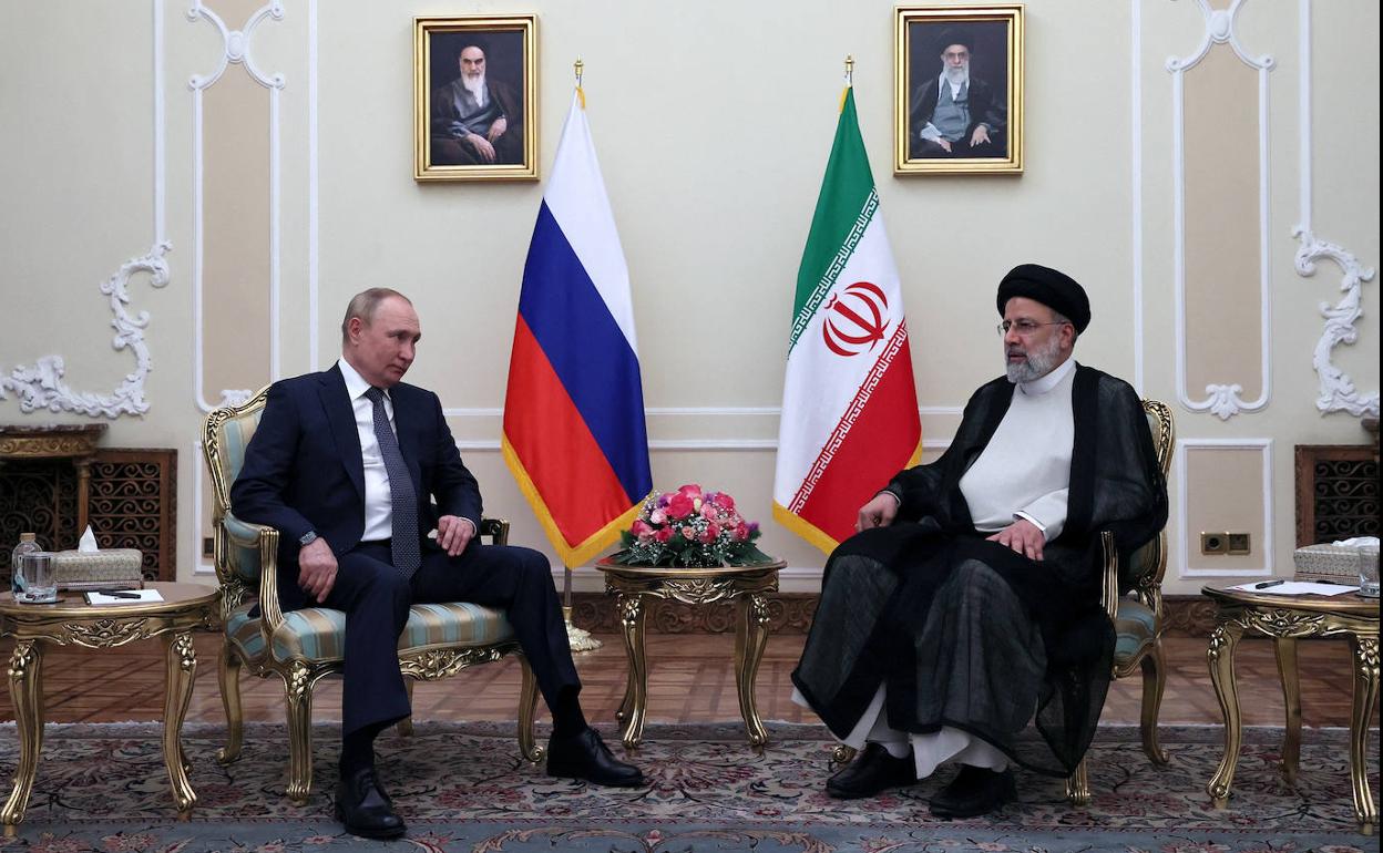 El presidente de Rusia, Vladímir Putin, con su homólogo iraní, Ebrahim Raisi, este martes en Teherán