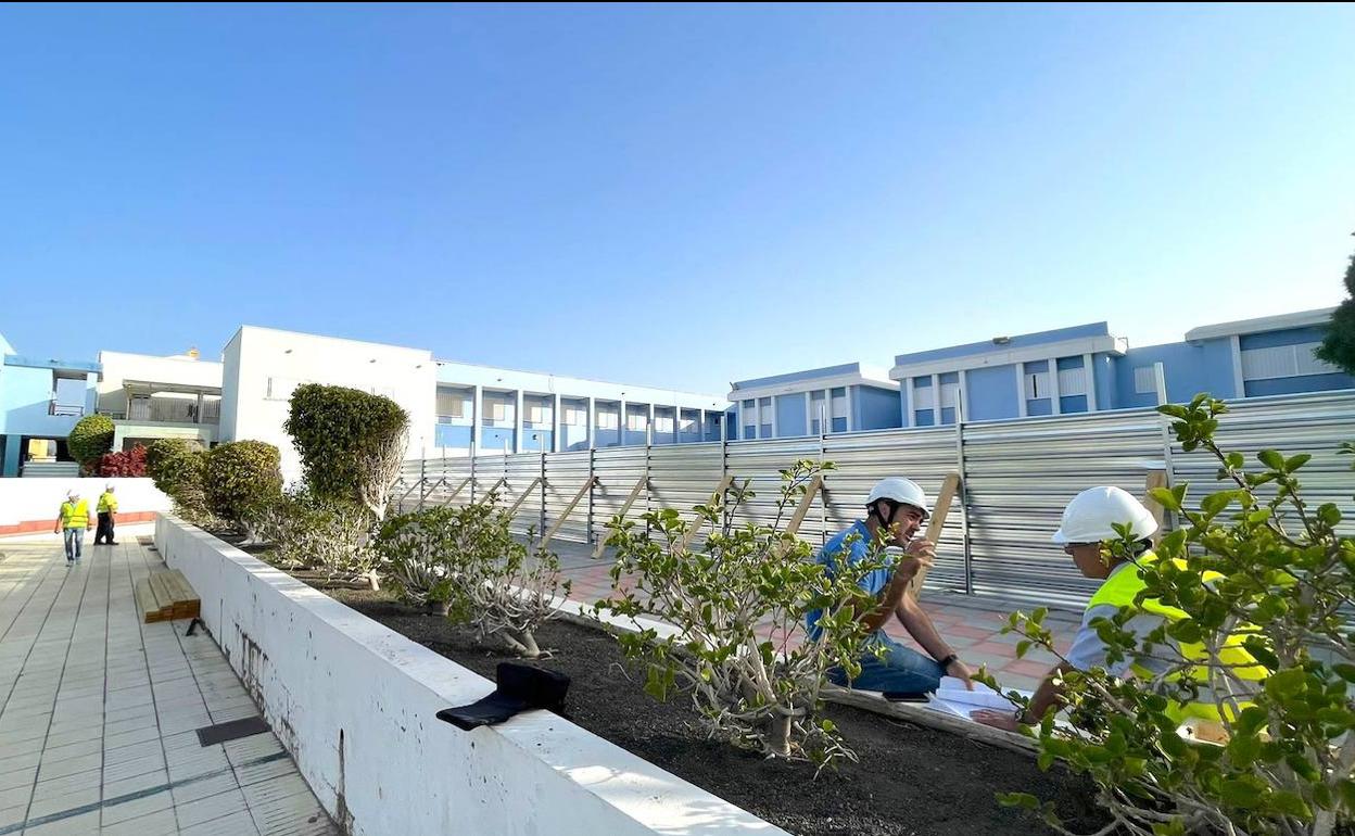 Operarios ya en marcha en el colegio para el inicio de las obras. 