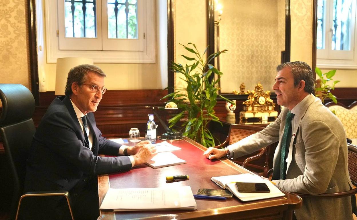 Los dirigentes del PP Alberto Núñez Feijóo (I) y Manuel Domínguez, durante su reunión de ayer. 