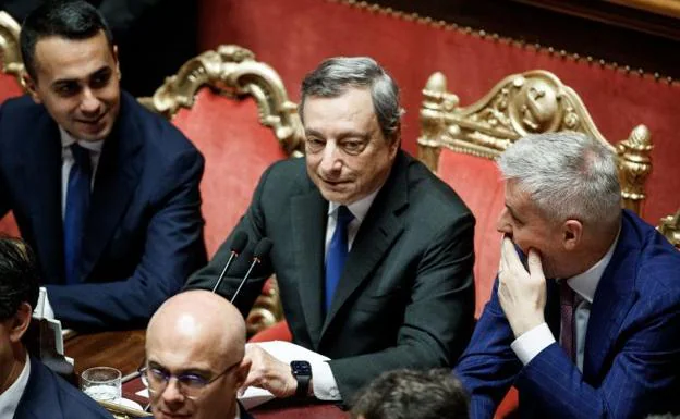 Draghi presenta su dimisión en Italia al darle la espalda sus socios