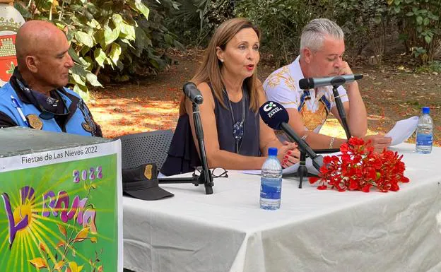 El jefe de la Policía Local de Agaete, la alcaldesa, María del Carmen Rosario, y el concejal de Festejos. 