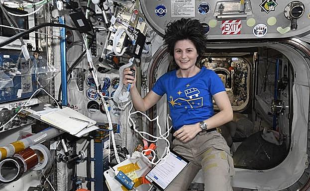 La astronauta Samantha Cristoforetti, a bordo de la Estación Espacial Internacional.
