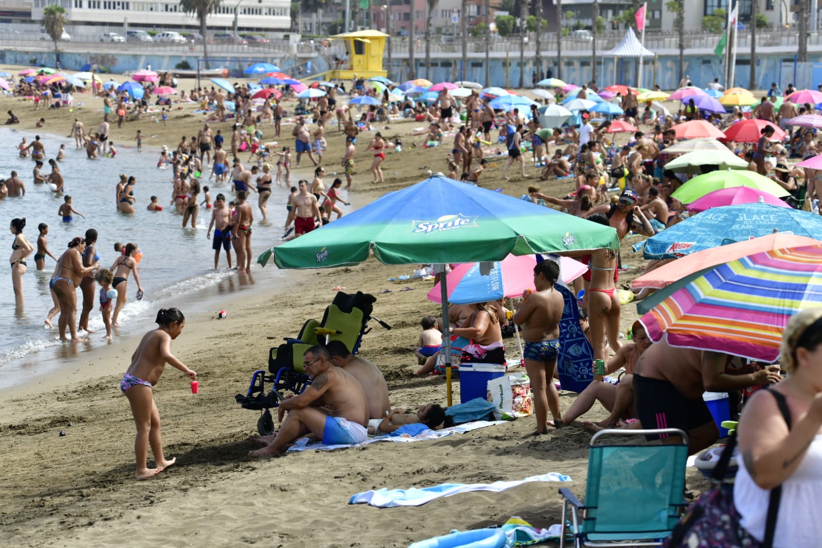 Fotos: Domingo de playa para huir del calor