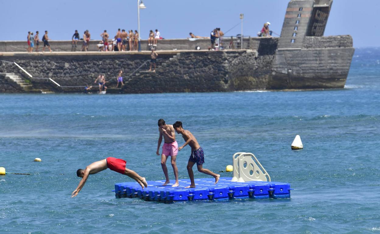 La playa se convierte en el gran aliado de los canarios para combatir el calor. 