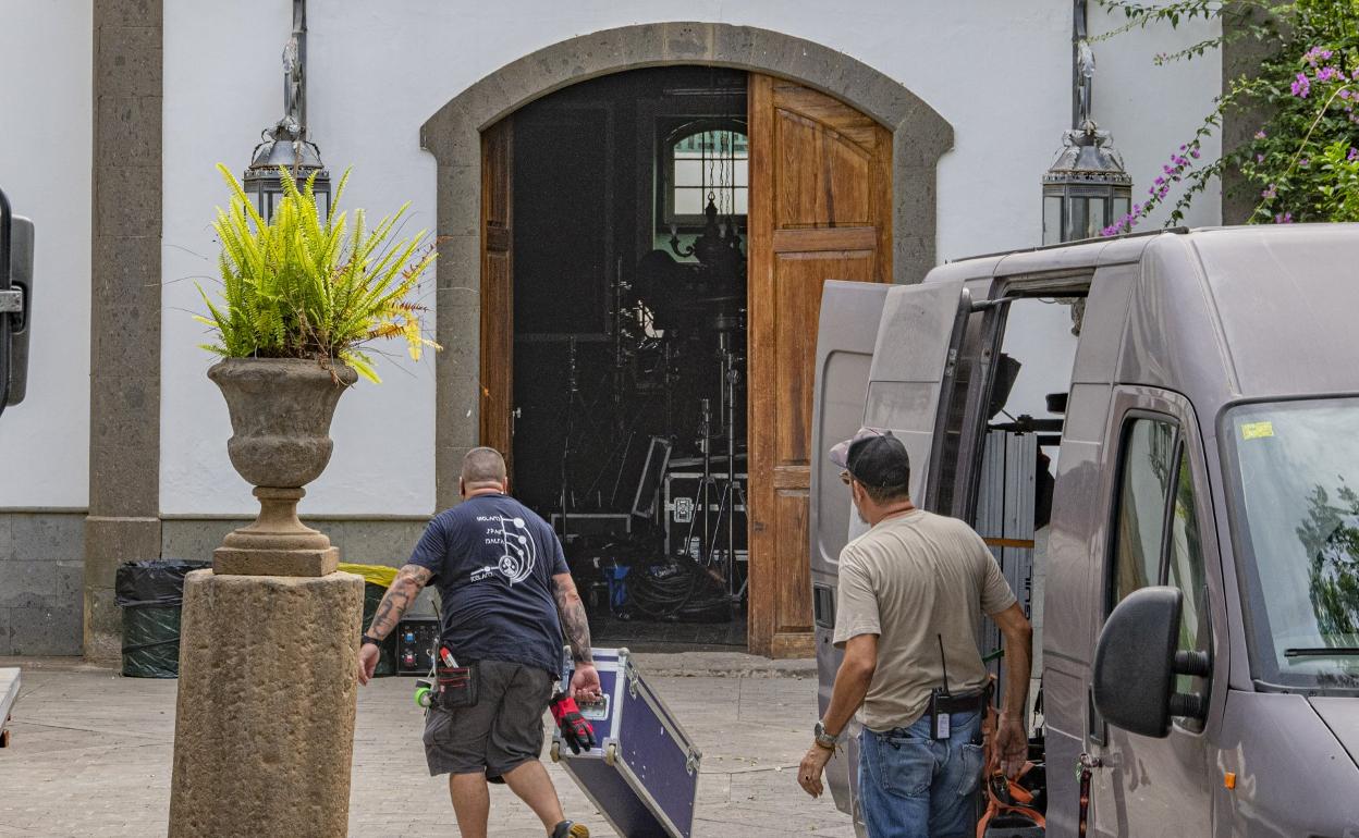 Trabajos previos al rodaje, este lunes, en los Jardines de la Marquesa.