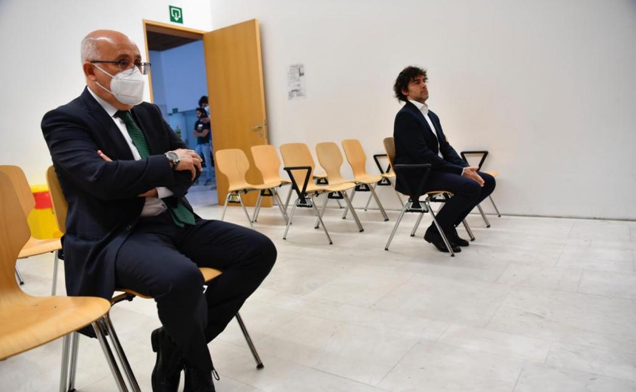 Antonio Morales (a la izquierda) y Christian Roig Puig, durante la vista celebrada el pasado 1 de julio, en la capital grancanaria. 