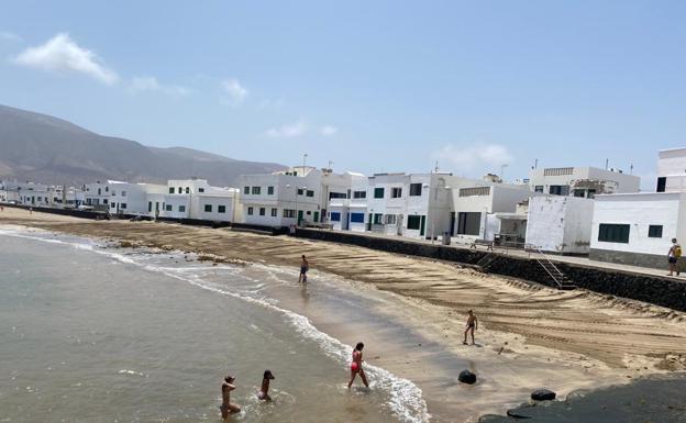 Un nuevo manto de jable para la playa chica de la Caleta de Famara