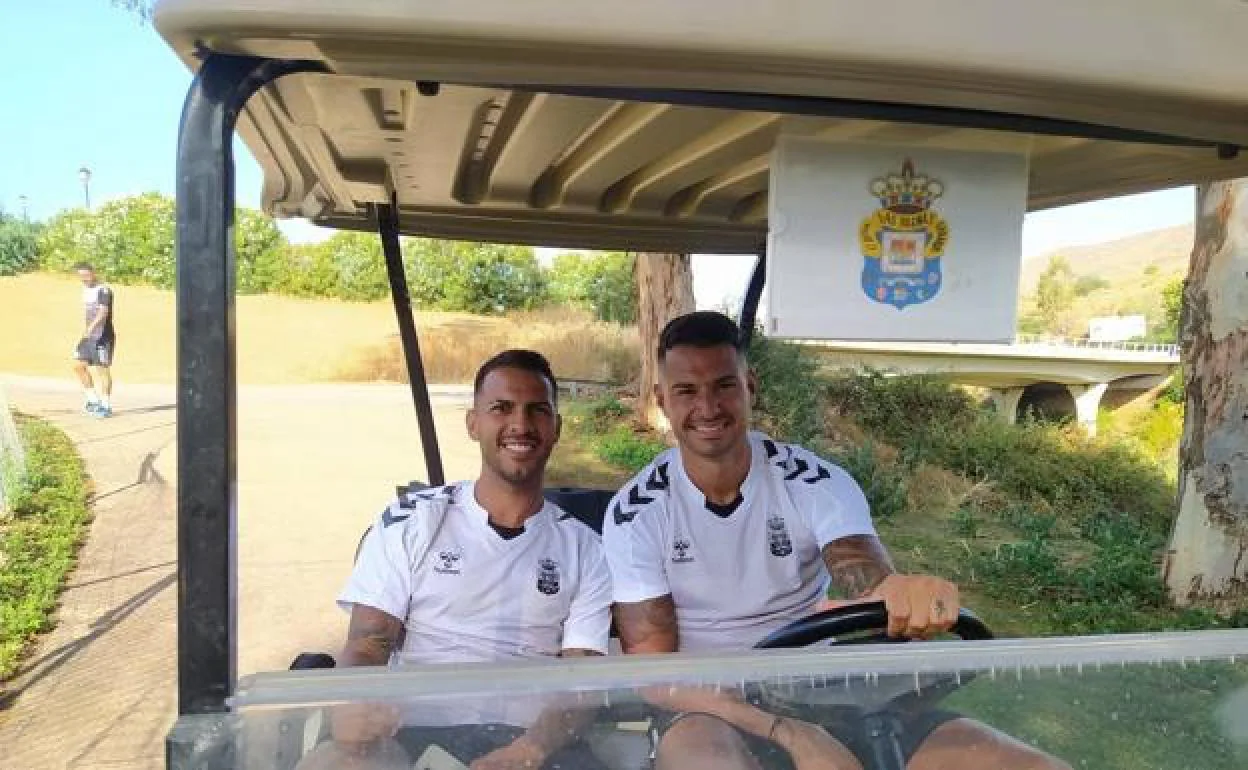 Viera y Vitolo posan para CANARIAS7 en su concentración en Marbella Football Center 