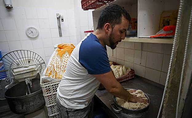 Imagen principal - El propietario señala que en su obrador todo el proceso es artesanal.