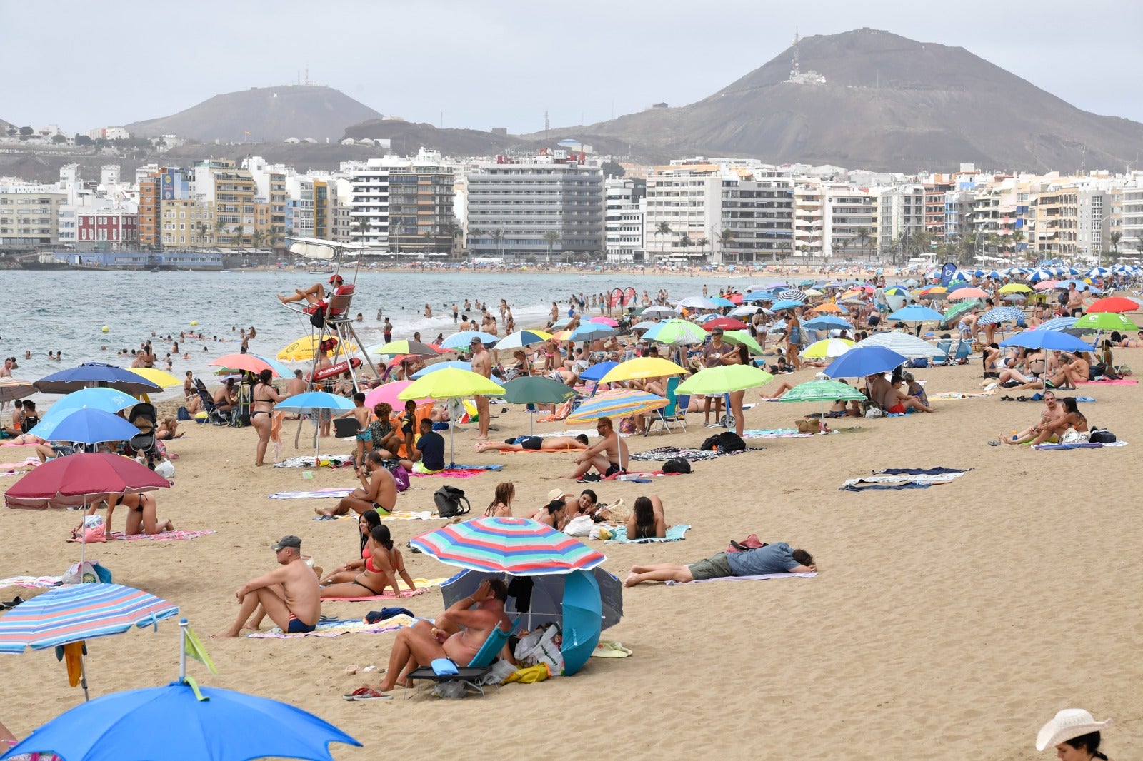 Los canarios sigue refugiándose de las altas temperaturas con un chapuzón en la costa. 
