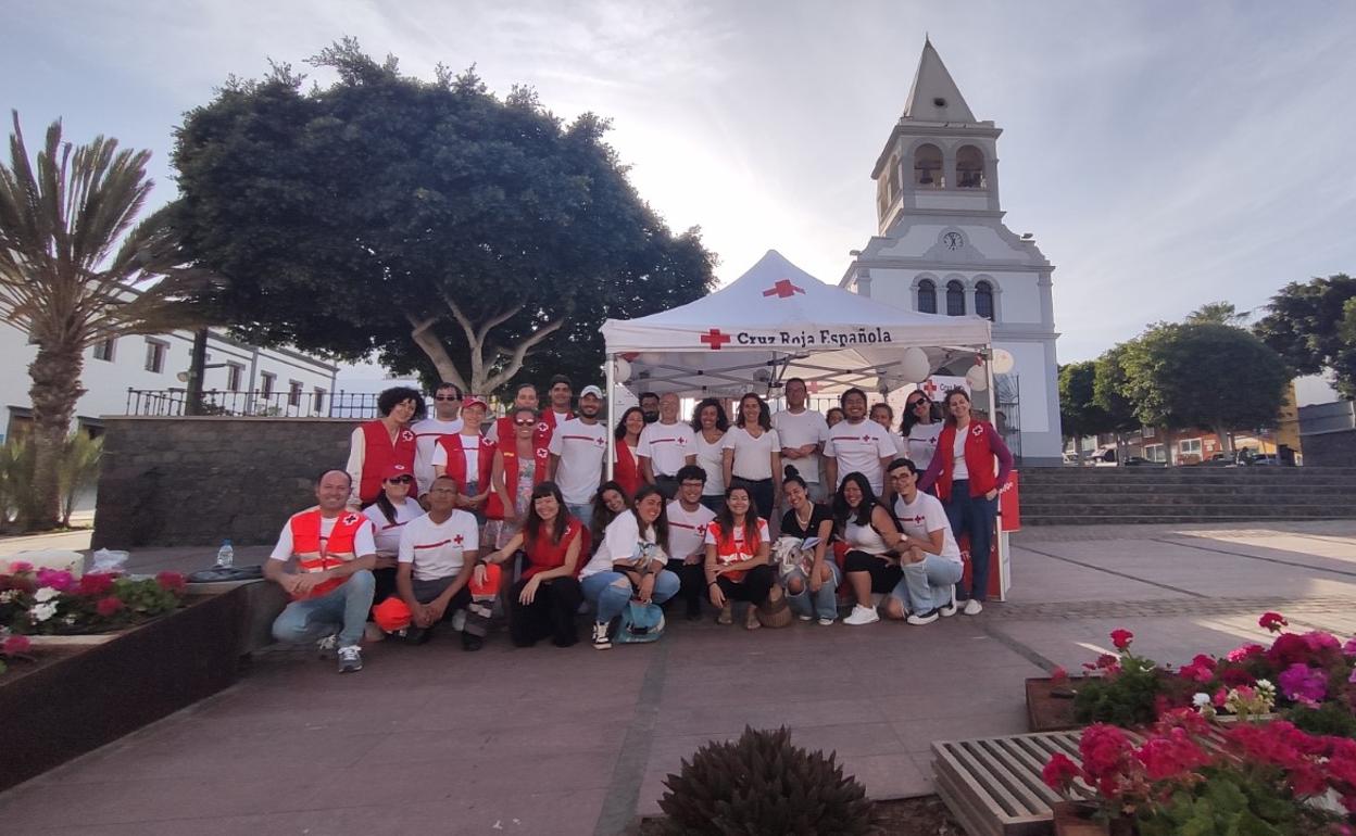 Voluntarios de Cruz Roja, en Puerto del Rosario. 