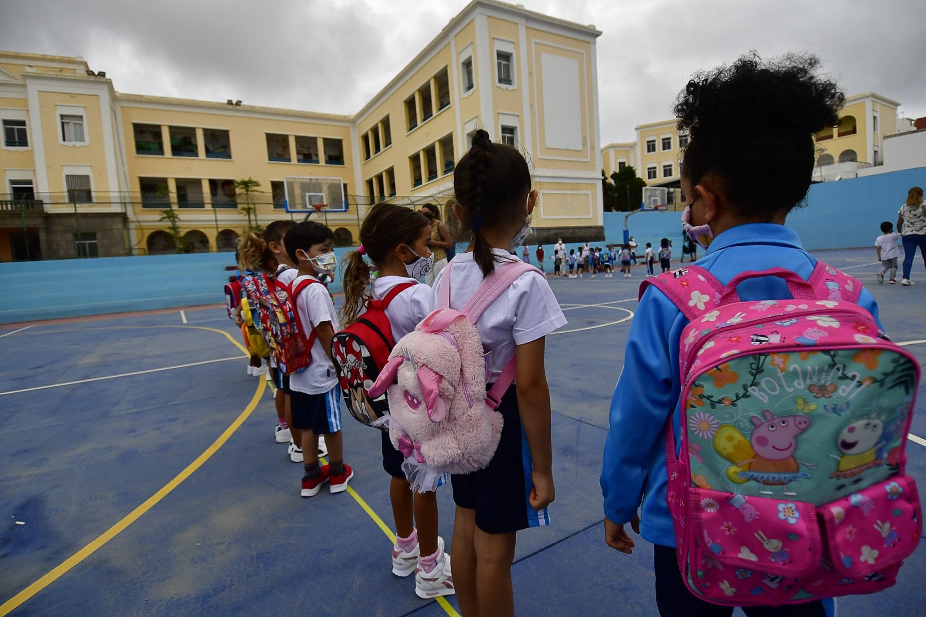 Alumnado de un colegio de la capital grancanaria en el primer día de clase del curso 2021-22. 