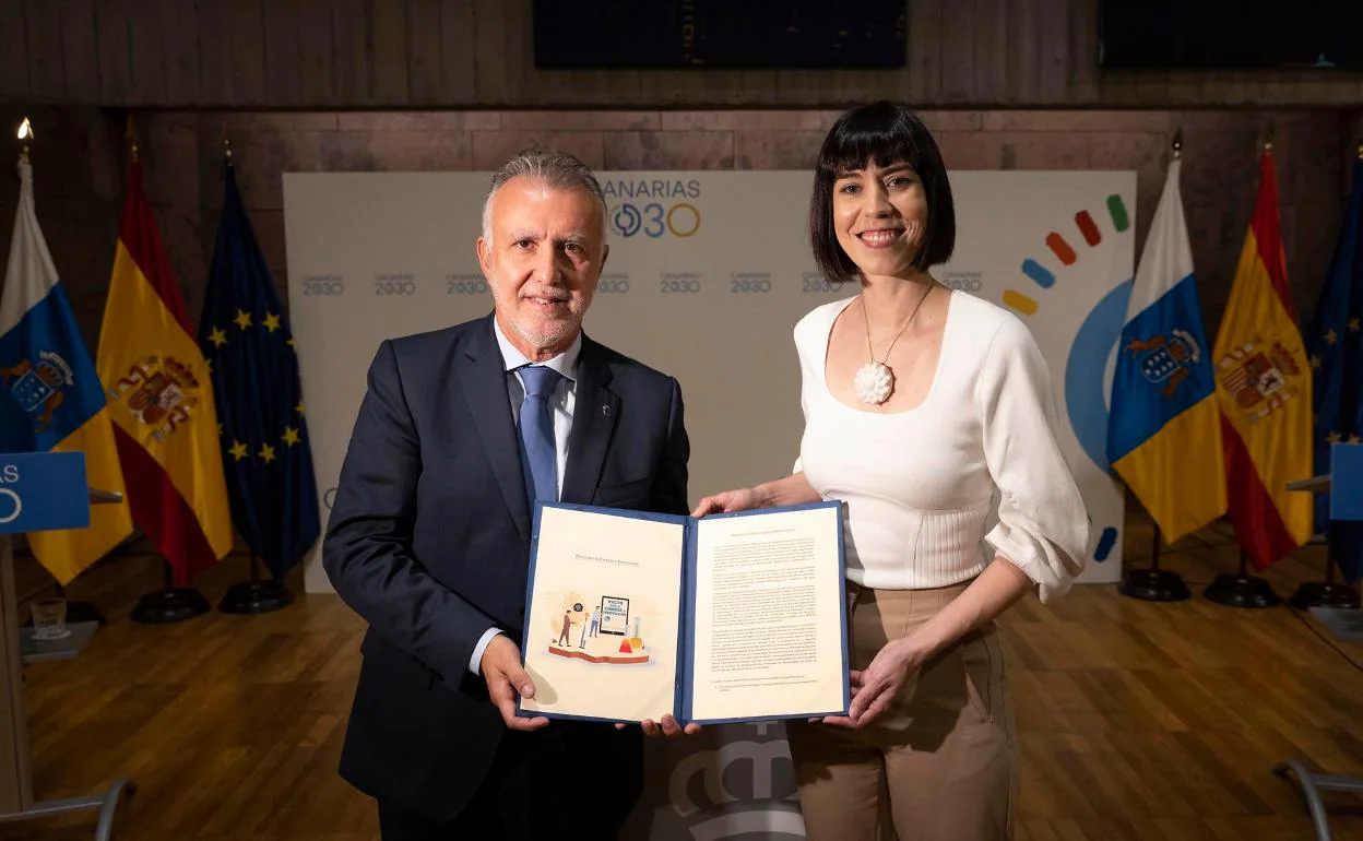 Ángel Víctor Torres y Diana Morant, en la firma del pacto. 