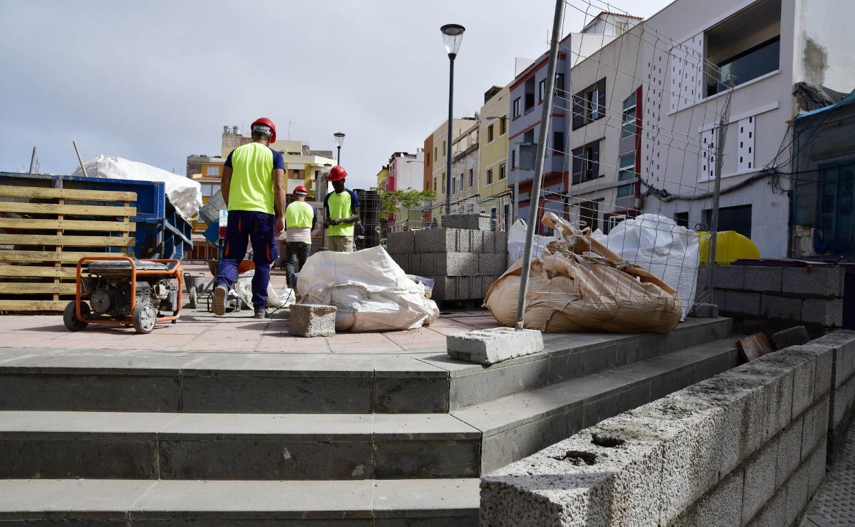 Desarrollo de los trabajos que se ejecutan en la plaza del Pueblo. 