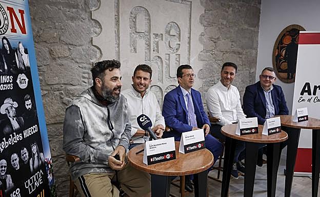 Un momento de la rueda de prensa, en la destilería de Ron Arehucas, en Arucas. 