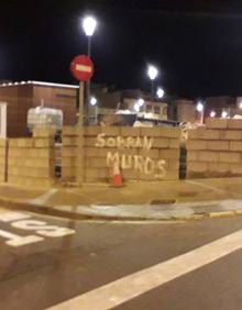 Imagen secundaria 2 - Arriba, la obra. Sobre estas líneas, la concentración del Foro y una pintada contra la obra. 