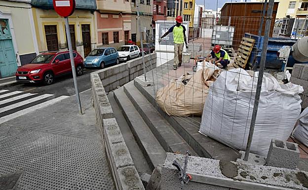 Imagen principal - Arriba, la obra. Sobre estas líneas, la concentración del Foro y una pintada contra la obra. 
