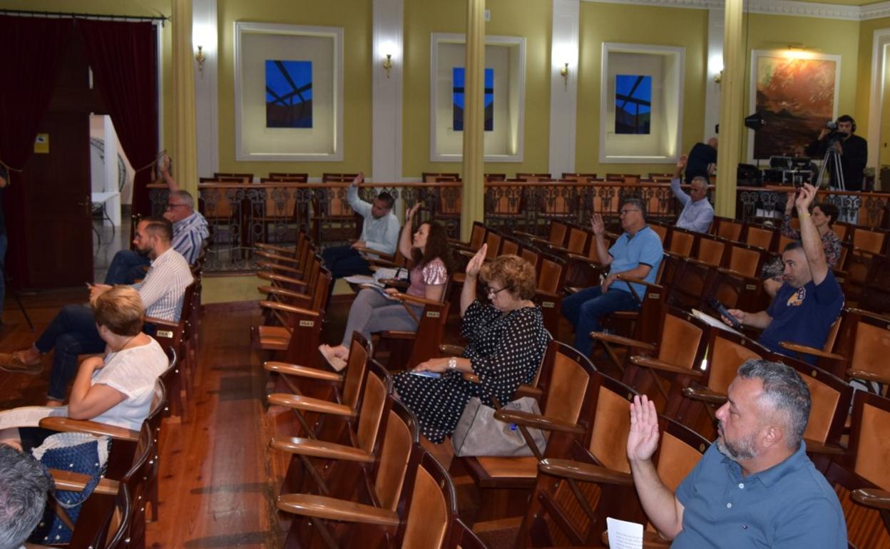 Imagen del pleno celebrado ayer en el Teatro Consistorial de Gáldar. 