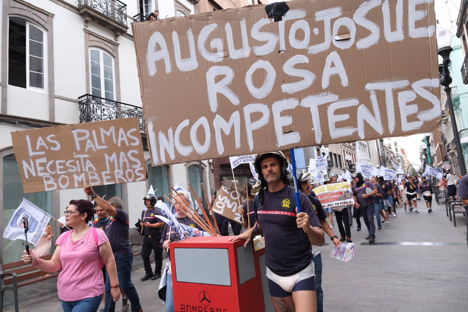 Fotos: Los bomberos, en pañales