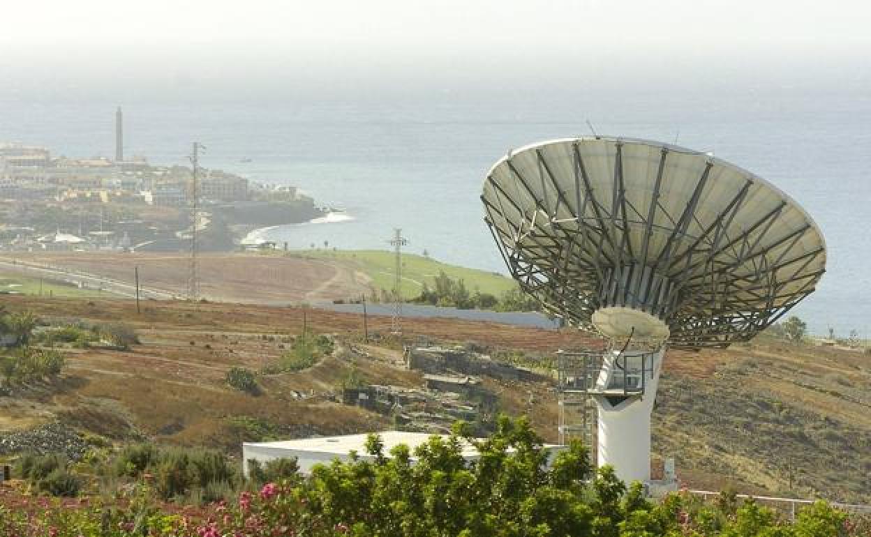 Instalaciones del Centro Espacial de Maspalomas con el faro al fondo de la imagen. 