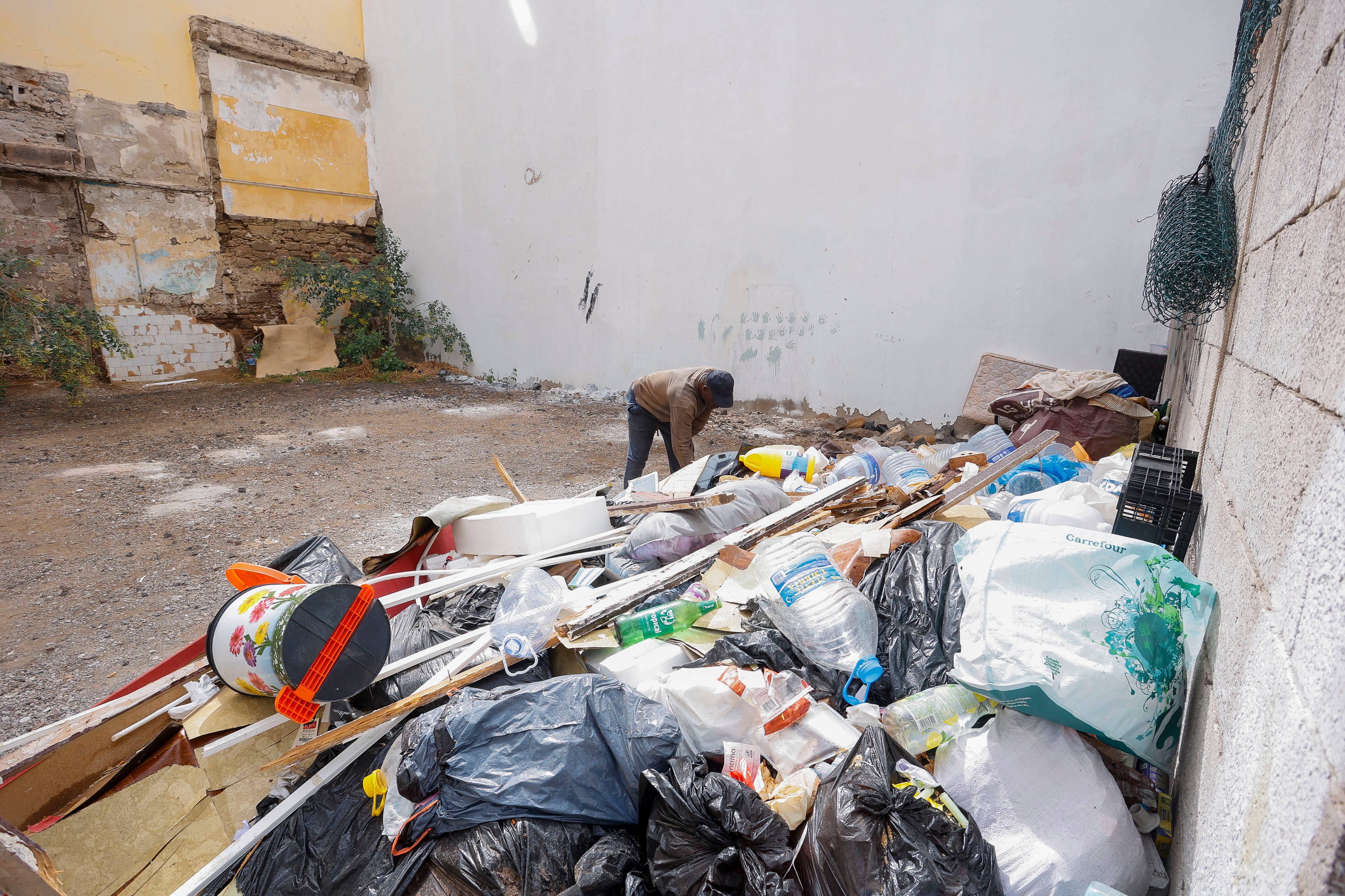 Imagen principal - Arriba, Broun, en el solar. Sobre estas líneas, estado en el que estaba y Broun con comida de los vecinos.