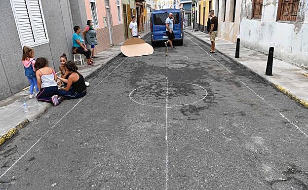 Primeros pasos para hacer las alfonbras de sal y serrín en La Isleta. 
