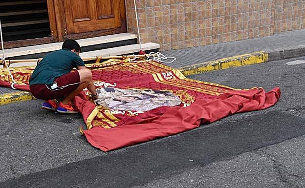 Imagen principal - Vista de varias de las calles del barrio de La Isleta. 