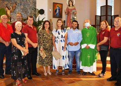 Imagen secundaria 1 - Profesionales del sector y cargos públicos municipales posan con el párroco tras la misa a Santa Marta. 