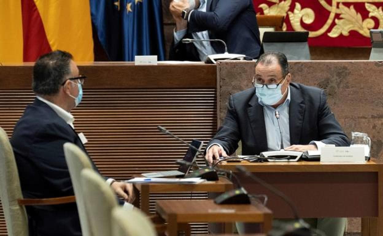 Conrado Domínguez y Blas Trujilo, en el Parlamento en febrero.