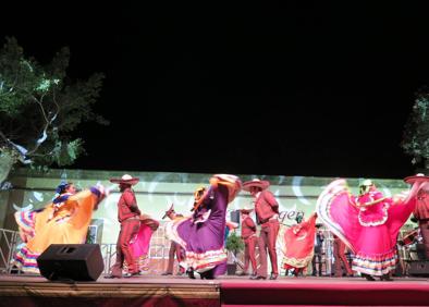 Imagen secundaria 1 - El folclore inunda la Plaza Grande de Guía