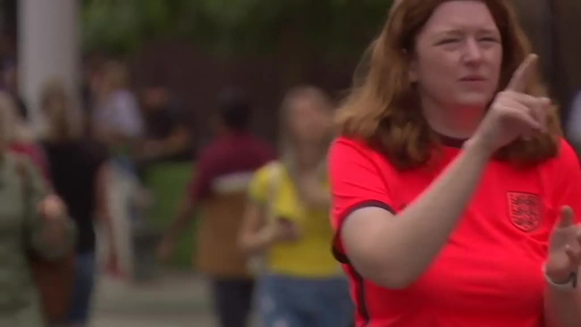 Miles de fans esperan ansiosos la final de la Eurocopa femenina de fútbol entre Inglaterra y Alemania