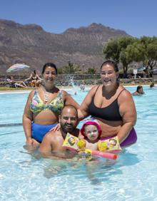 Imagen secundaria 2 - Imágenes de varios usuarios disfrutando de un chapuzón el año pasado.