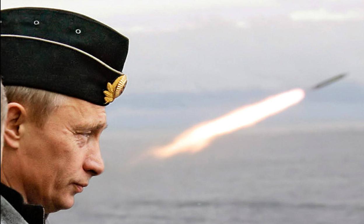 Imagen de archivo de Vladímir Putin observando el lanzamiento de un misil. 
