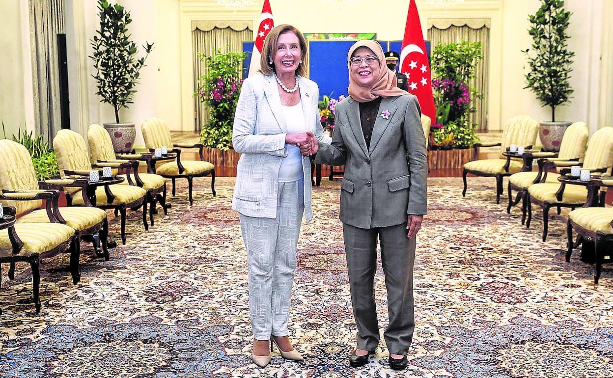 La presidenta de la Cámara de Representantes de EE UU, Nancy Pelosi, este lunes en Singapur con la presidenta, Halimah Yacob
